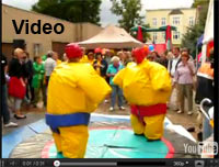 Hier sehen Sie ein Video vom Sumo Wrestling